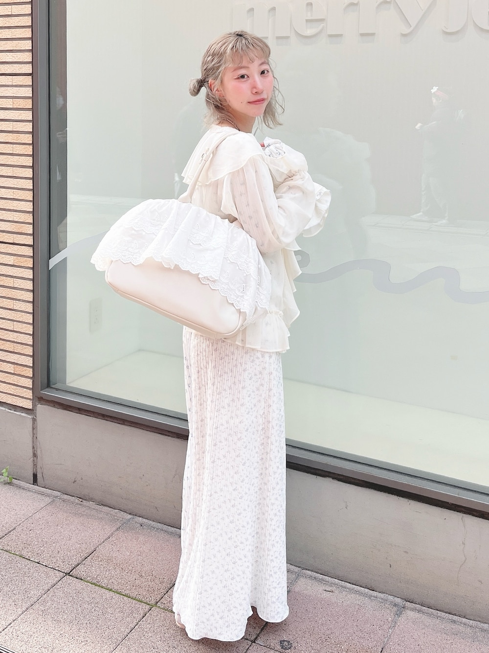 ホワイト系のカーディガン/ボレロ、ブルー系のTシャツ/カットソー、パープル系のスカートを着用したレディースの春コーディネートの1枚目の写真