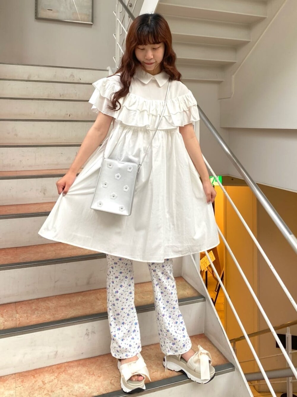 ホワイト系のワンピース、ホワイト系のその他パンツ、ホワイト系のサンダルを着用したレディースの春コーディネートの1枚目の写真