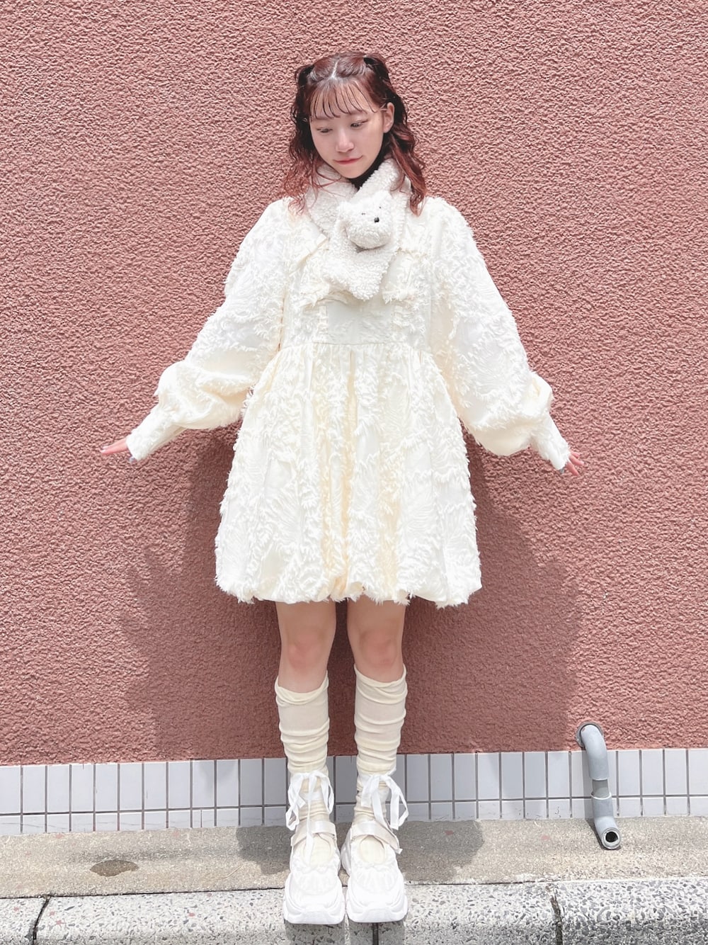 ホワイト系のワンピース、ホワイト系のスニーカー、ホワイト系のマフラーを着用したレディースの夏コーディネートの1枚目の写真