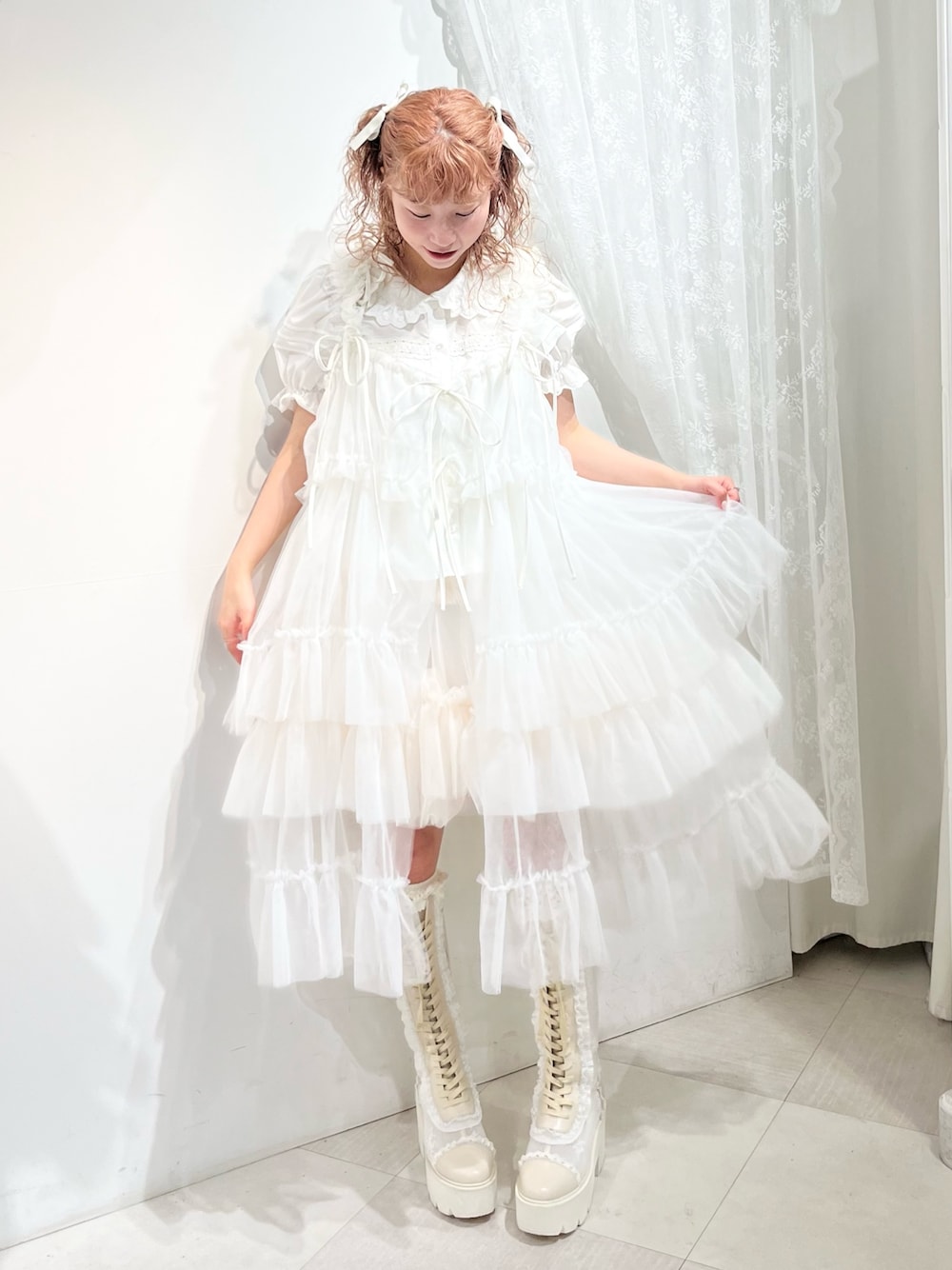 ホワイト系のシャツ/ブラウス、ホワイト系のワンピース、ピンク系のスカートを着用したレディースの春コーディネートの1枚目の写真