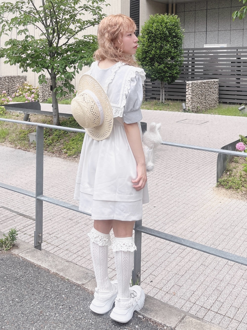 ブルー系のシャツ/ブラウス、ホワイト系のショルダーバッグ、ホワイト系のワンピースを着用したレディースの夏コーディネートの1枚目の写真