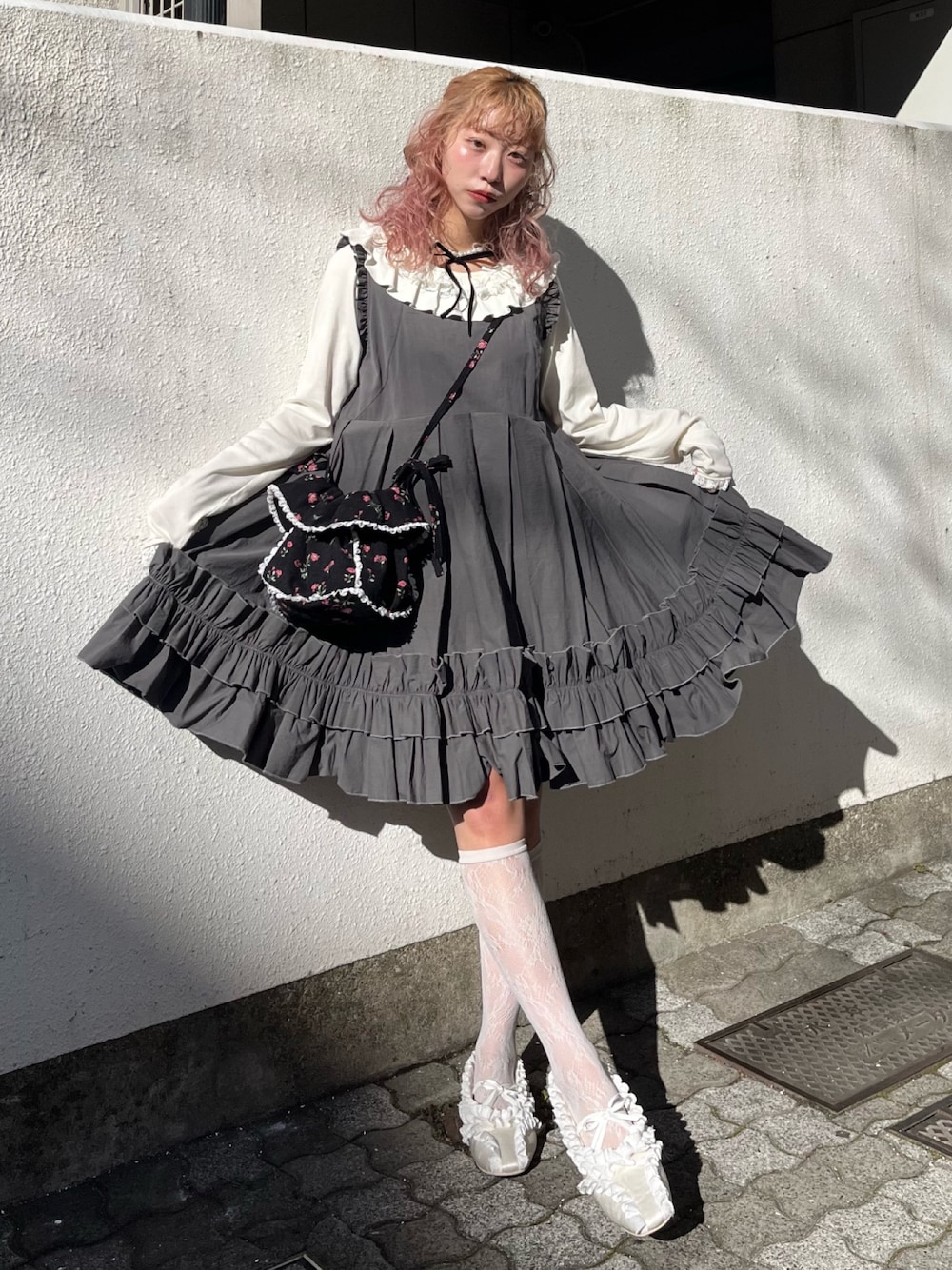 ホワイト系のTシャツ/カットソー、ブラック系のショルダーバッグ、グレー系のワンピースを着用したレディースの冬コーディネートの1枚目の写真