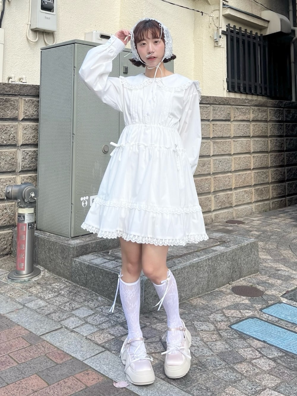 ホワイト系のワンピース、ピンク系のスニーカー、ホワイト系のカチューシャを着用したレディースの冬コーディネートの1枚目の写真