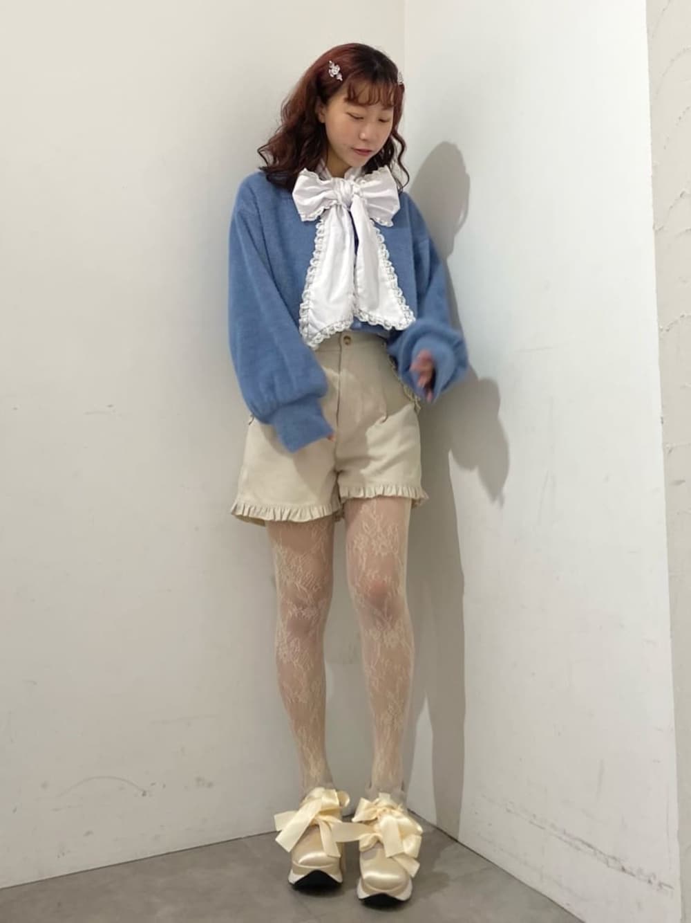 ホワイト系のスニーカー、ホワイト系のシャツ/ブラウス、ホワイト系のその他パンツを着用したレディースの秋コーディネートの1枚目の写真