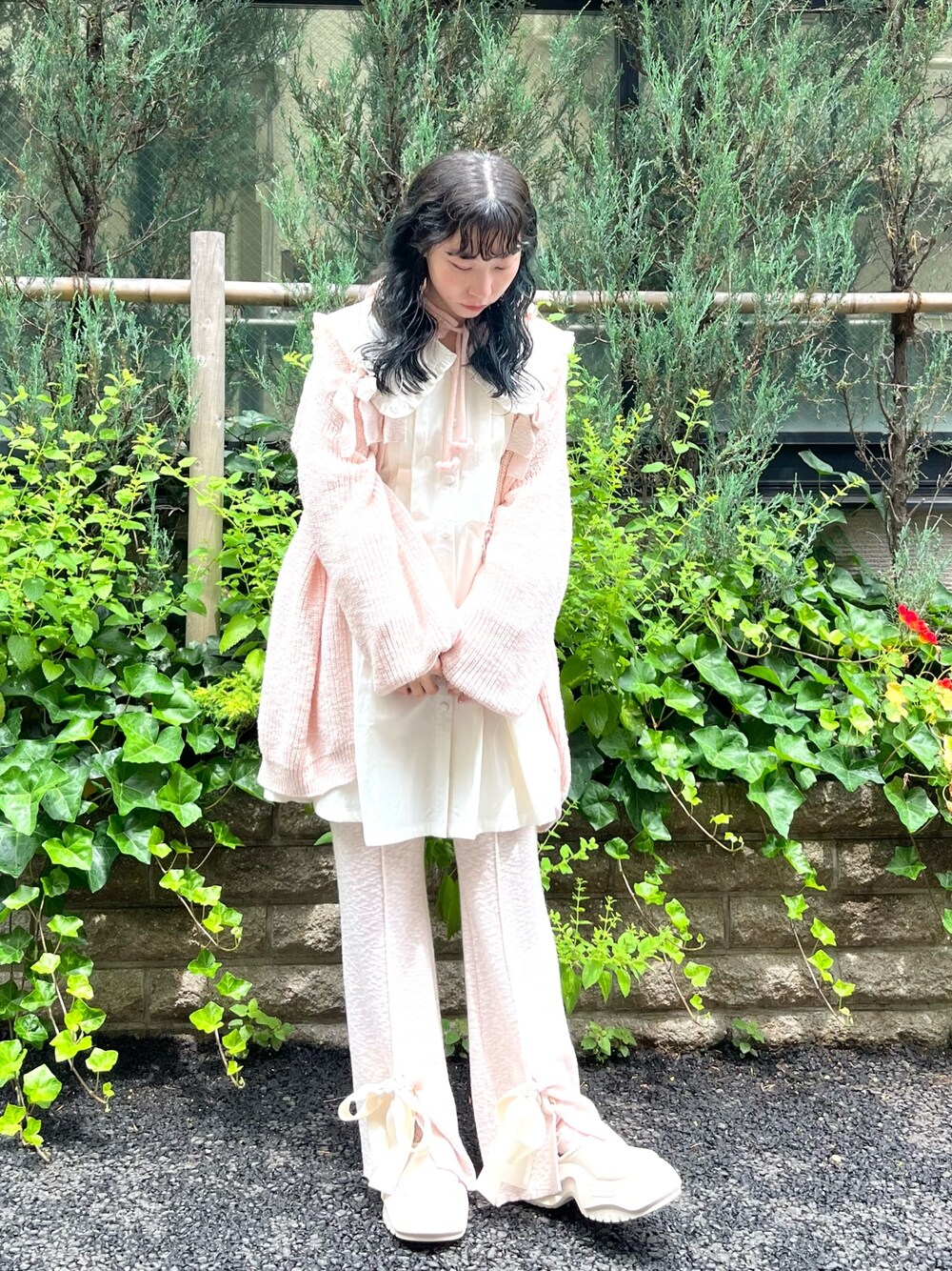 ピンク系のカーディガン/ボレロ、ピンク系のスウェットパンツ、ホワイト系のスニーカーを着用したレディースの夏コーディネートの1枚目の写真