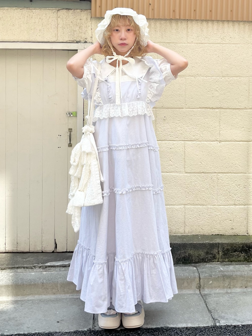 ホワイト系のシャツ/ブラウス、ブルー系のワンピース、ホワイト系のトートバッグを着用したレディースの春コーディネートの1枚目の写真