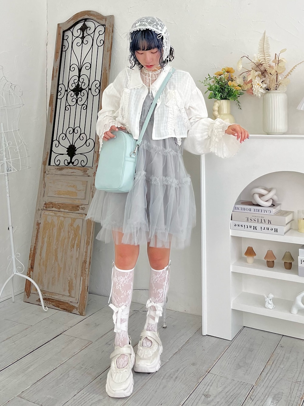 ホワイト系のTシャツ/カットソー、ホワイト系のシャツ/ブラウス、グレー系のワンピースを着用したレディースの冬コーディネートの1枚目の写真