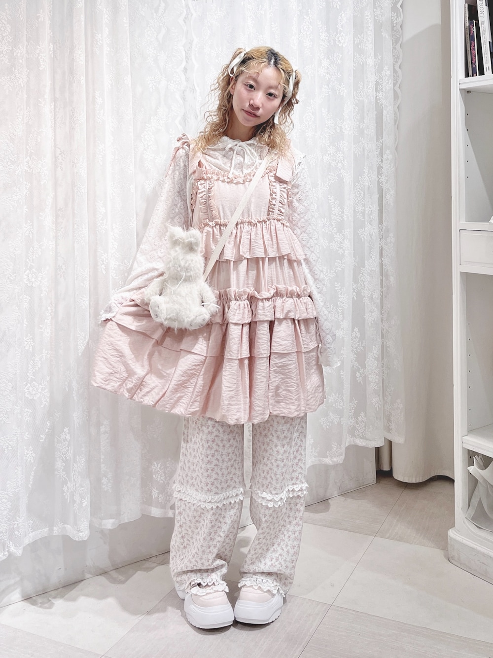 ピンク系のワンピース、ホワイト系のTシャツ/カットソー、ホワイト系のショルダーバッグを着用したレディースの夏コーディネートの1枚目の写真