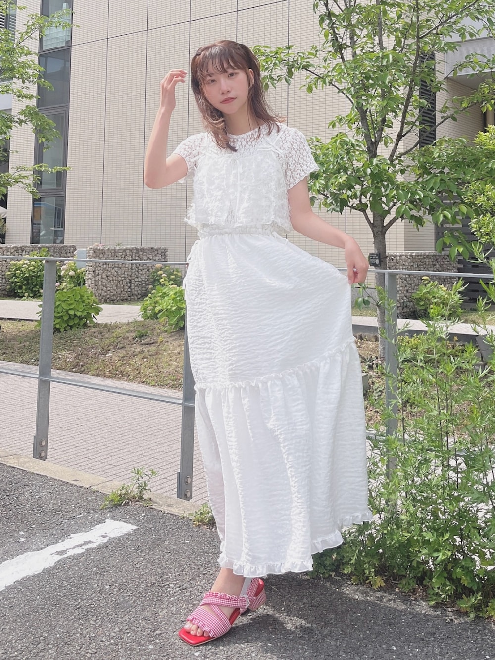 ホワイト系のワンピース、ホワイト系のキャミソール、レッド系のサンダルを着用したレディースの夏コーディネートの1枚目の写真