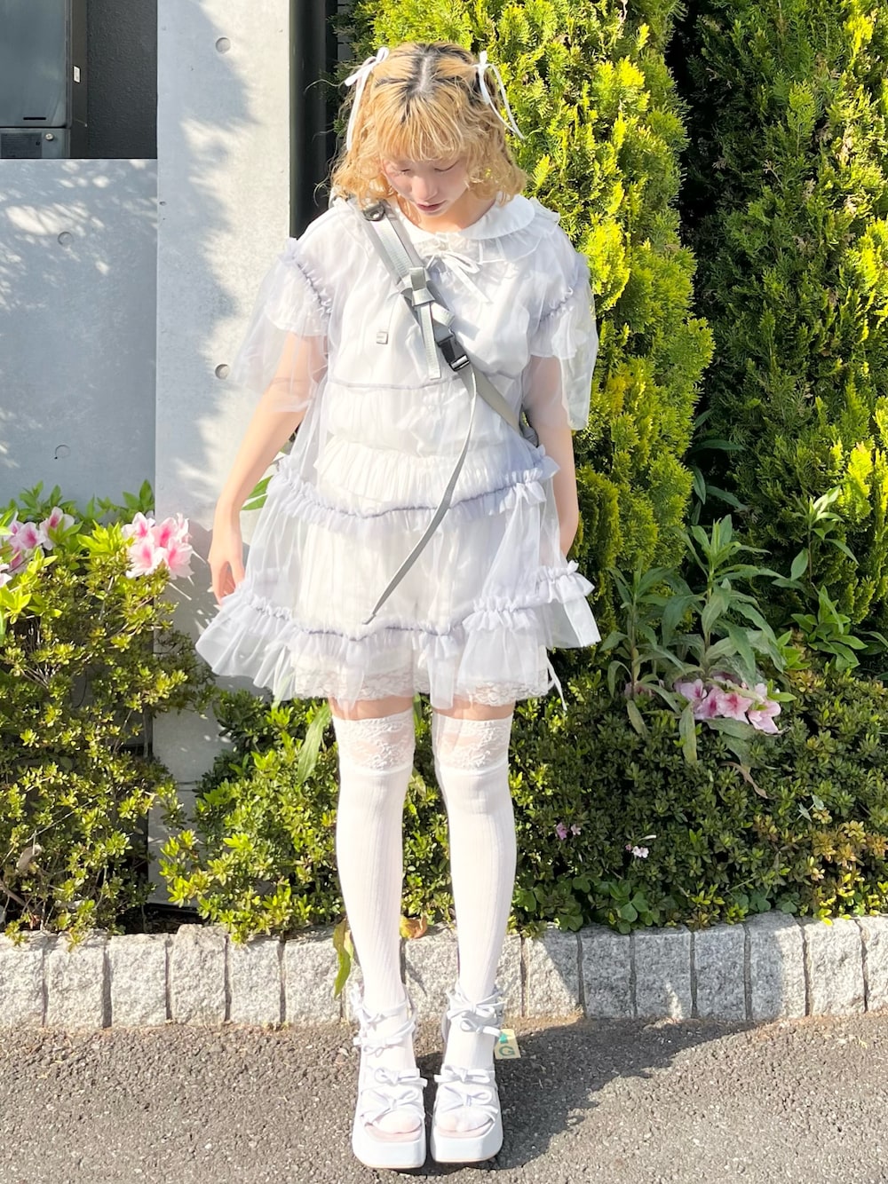 ブルー系のシャツ/ブラウス、ホワイト系のシャツ/ブラウス、ホワイト系のその他パンツを着用したレディースの春コーディネートの1枚目の写真