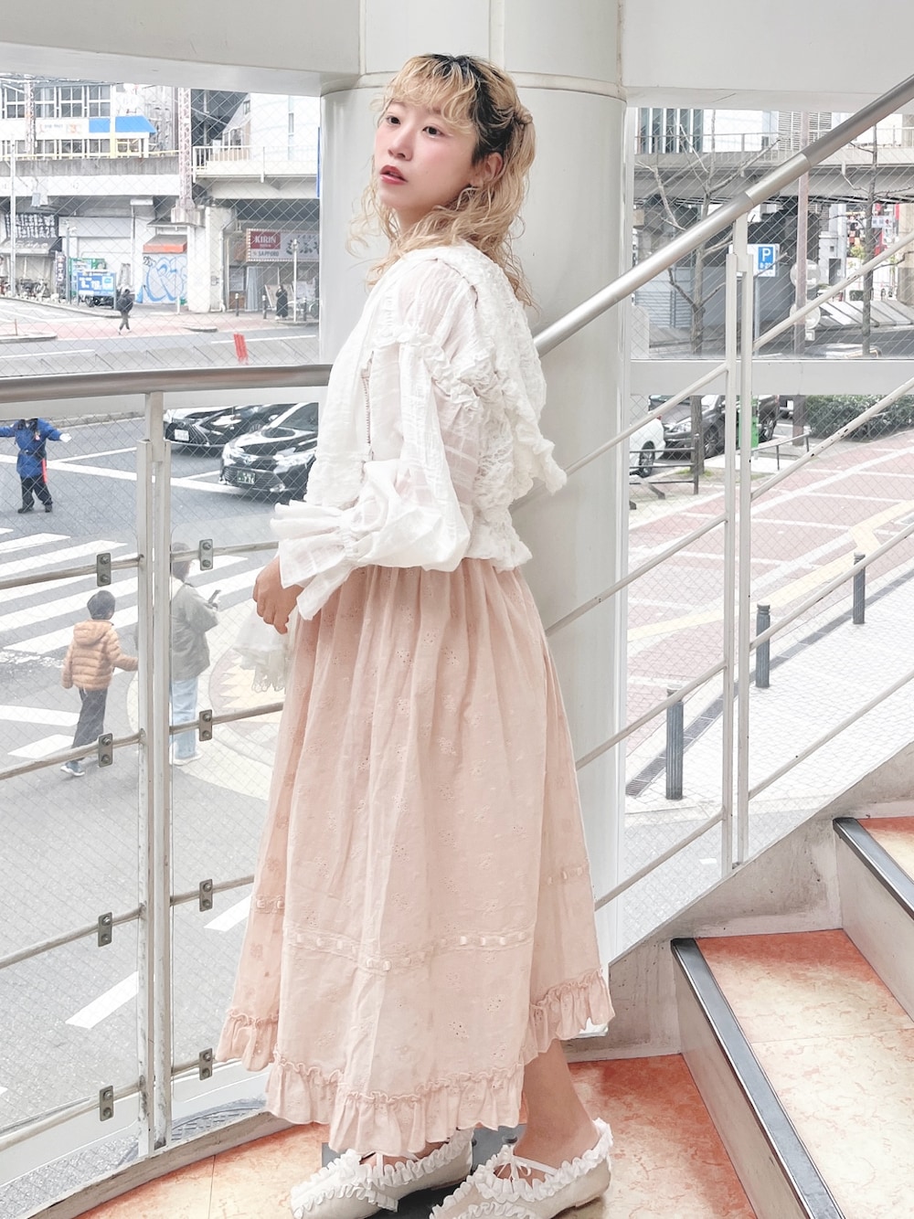 ホワイト系のブルゾン、ピンク系のワンピース、ホワイト系のバレエシューズを着用したレディースの春コーディネートの1枚目の写真