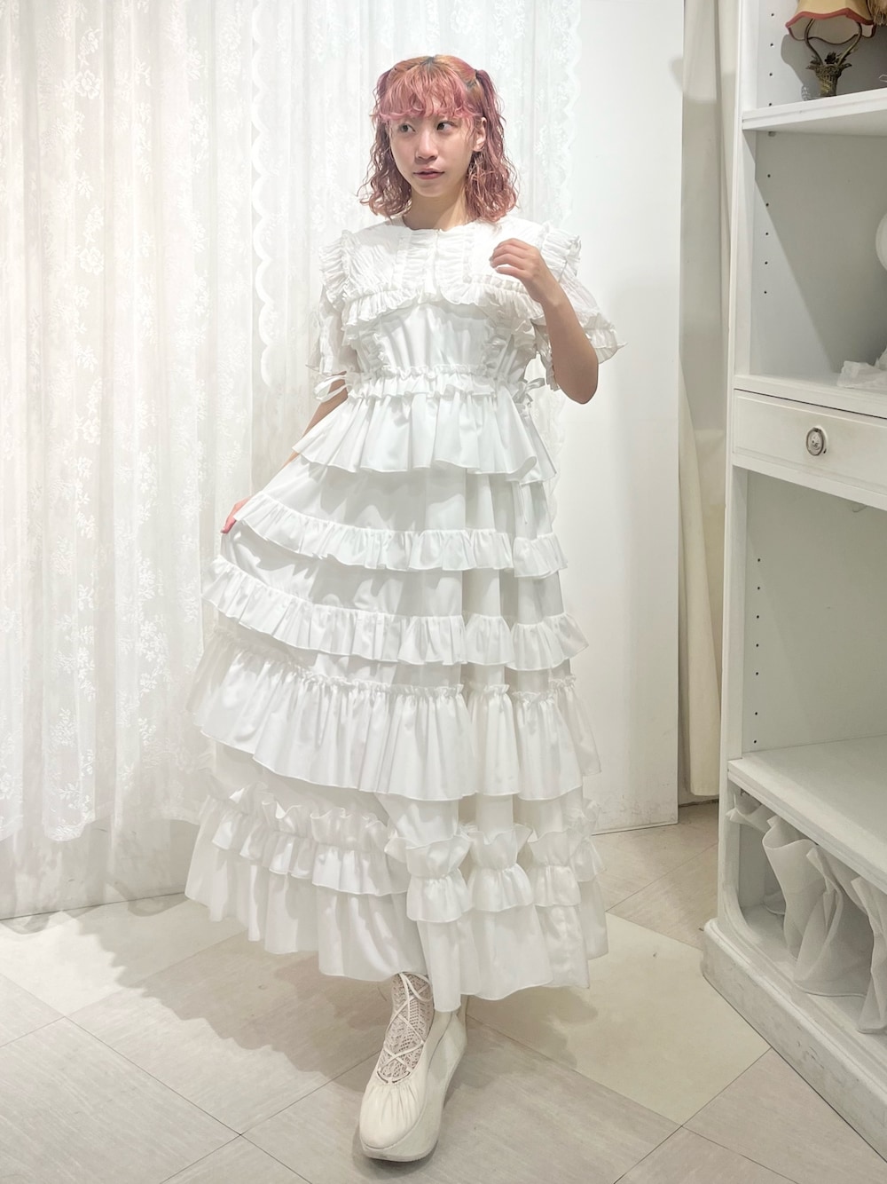 ホワイト系のシャツ/ブラウス、ホワイト系のワンピース、ホワイト系のバレエシューズを着用したレディースの夏コーディネートの1枚目の写真