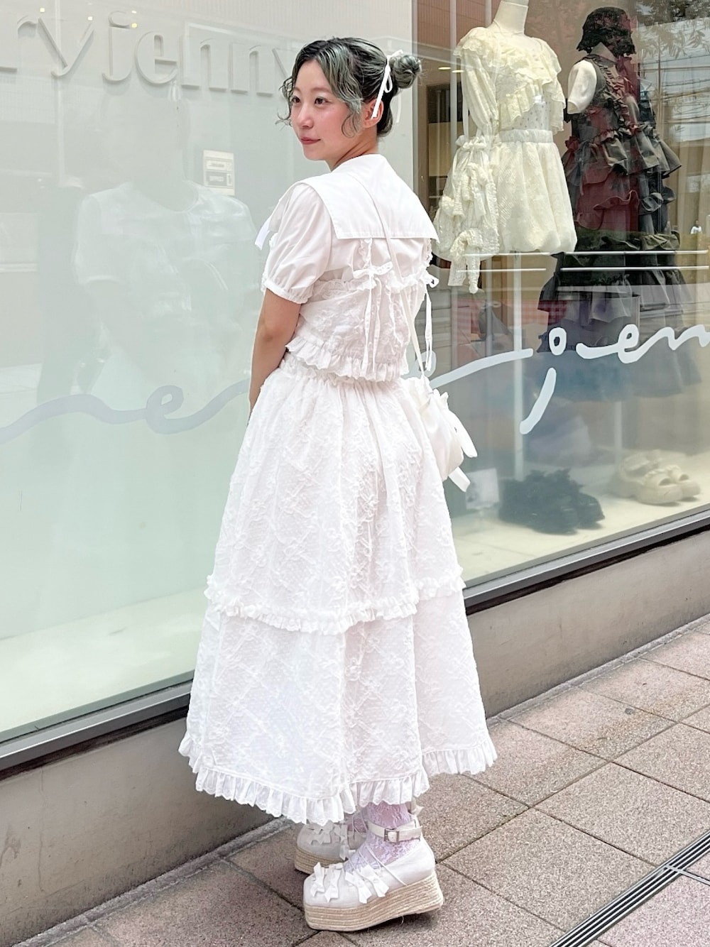 ホワイト系のシャツ/ブラウス、ホワイト系のシャツ/ブラウス、ホワイト系のスカートを着用したレディースの夏コーディネートの1枚目の写真