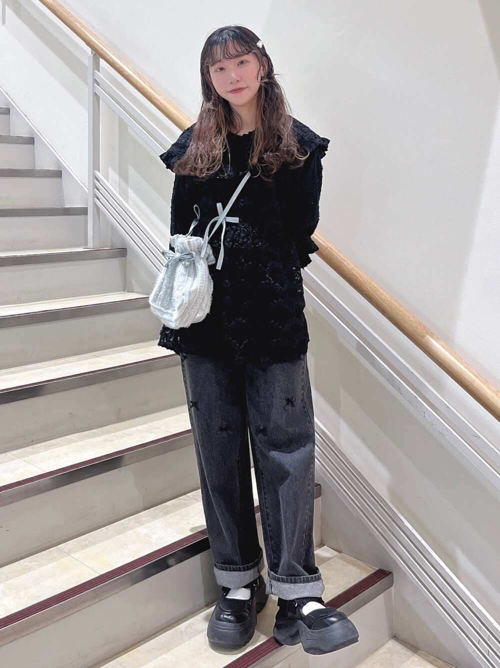 ブラック系のシャツ/ブラウス、ブラック系のキャミソール、ブルー系のショルダーバッグを着用したレディースの春コーディネートの1枚目の写真