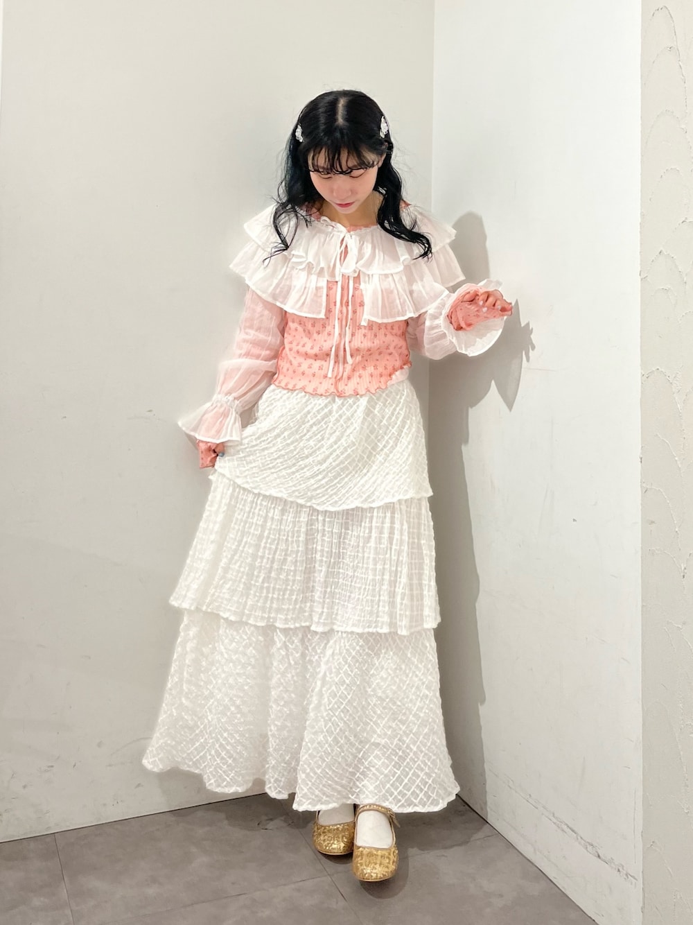 ホワイト系のシャツ/ブラウス、ピンク系のTシャツ/カットソー、ホワイト系のスカートを着用したレディースの冬コーディネートの1枚目の写真