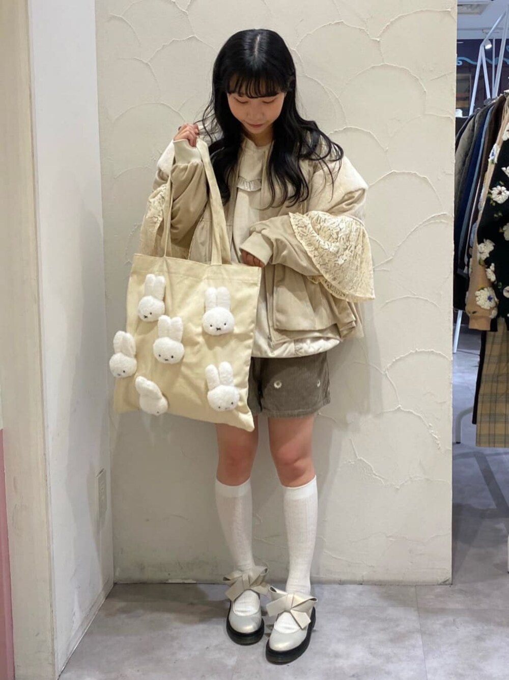 ブラック系のその他パンツ、ホワイト系のスウェット、ホワイト系のパンプスを着用したレディースの秋コーディネートの1枚目の写真