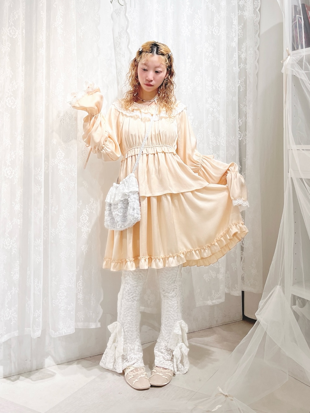 ピンク系のワンピース、ブルー系のショルダーバッグ、ホワイト系のその他パンツを着用したレディースの夏コーディネートの1枚目の写真