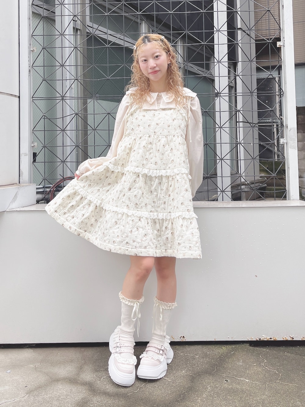 ピンク系のシャツ/ブラウス、ピンク系のワンピース、ホワイト系のバックパック/リュックを着用したレディースの夏コーディネートの1枚目の写真