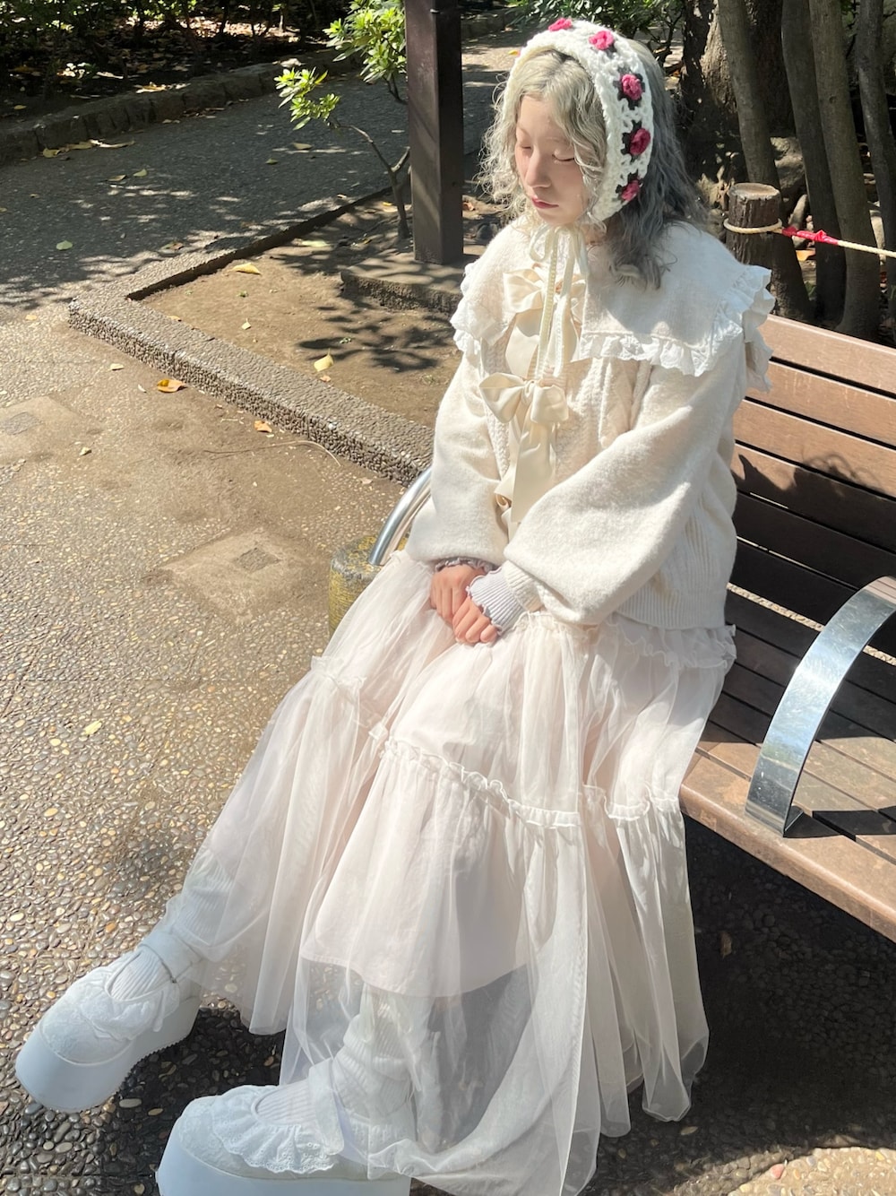 ホワイト系のカーディガン/ボレロ、グレー系のニット/セーター、ピンク系のワンピースを着用したレディースの秋コーディネートの1枚目の写真