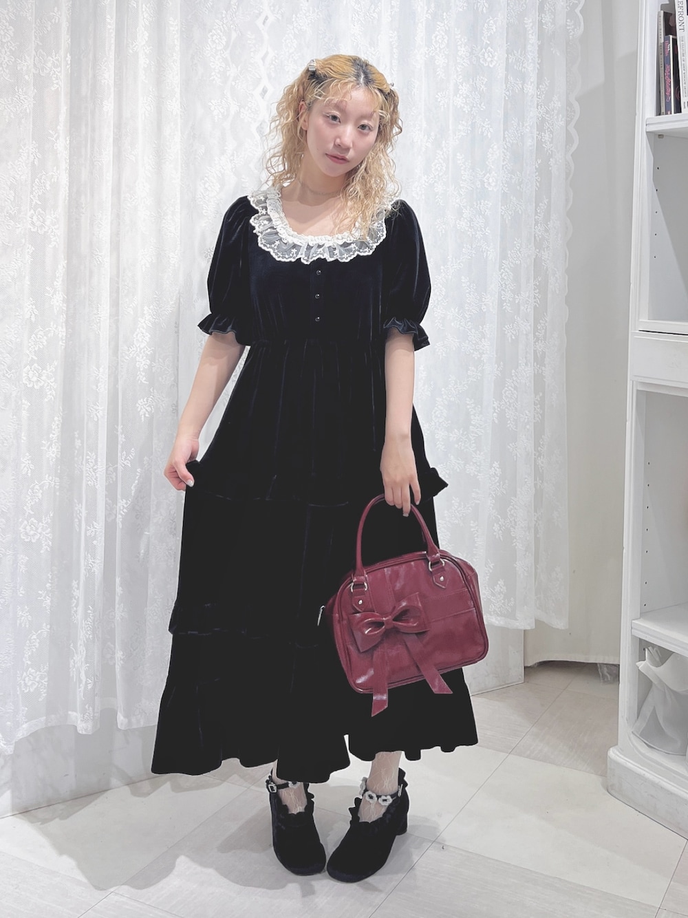 ブラック系のワンピース、レッド系のハンドバッグ、ブラック系のパンプスを着用したレディースの夏コーディネートの1枚目の写真