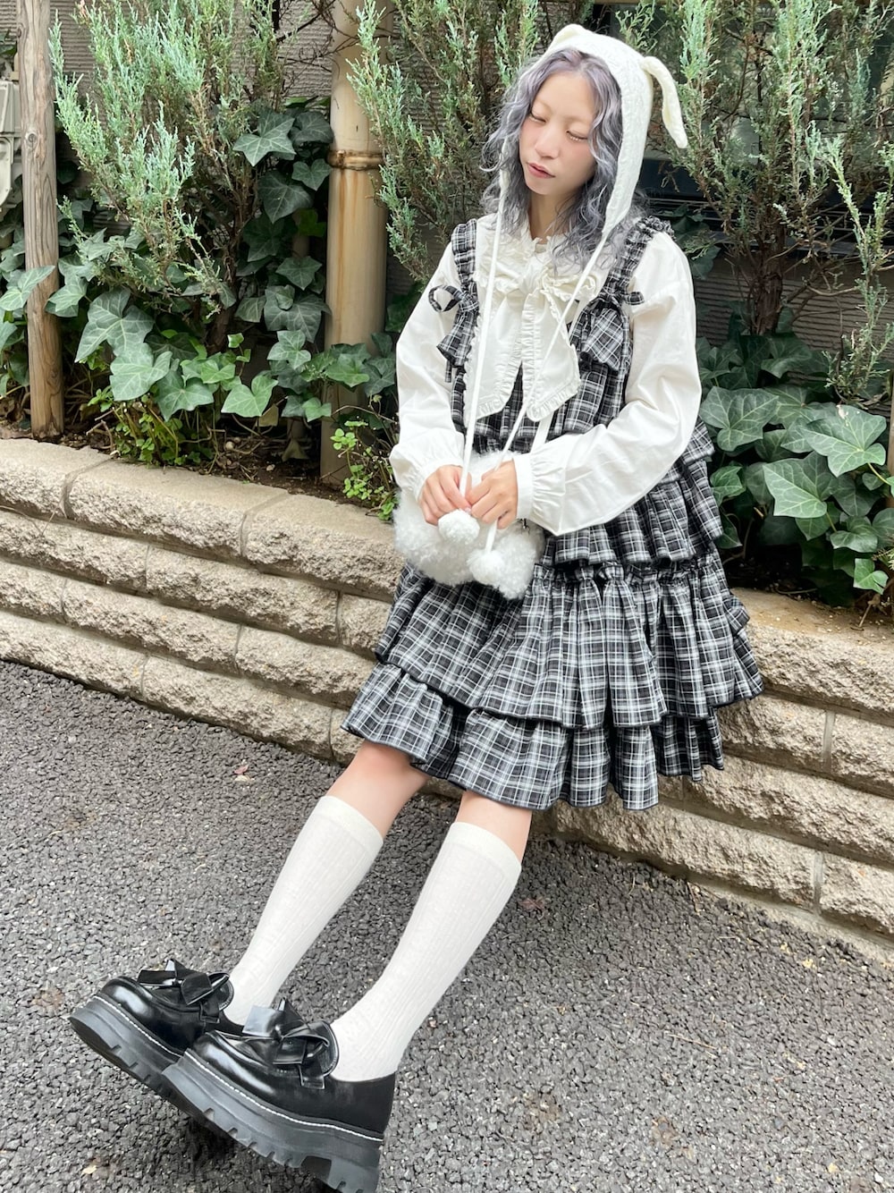 ホワイト系のシャツ/ブラウス、ブラック系のワンピース、ホワイト系のショルダーバッグを着用したレディースの秋コーディネートの1枚目の写真