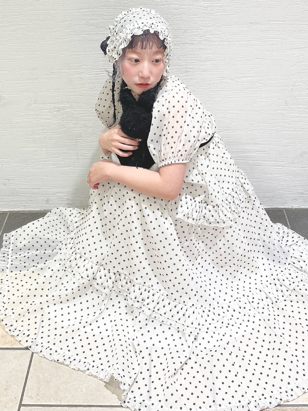 ホワイト系のワンピース、ブラック系のショルダーバッグ、ホワイト系のスニーカーを着用したレディースの春コーディネートの1枚目の写真