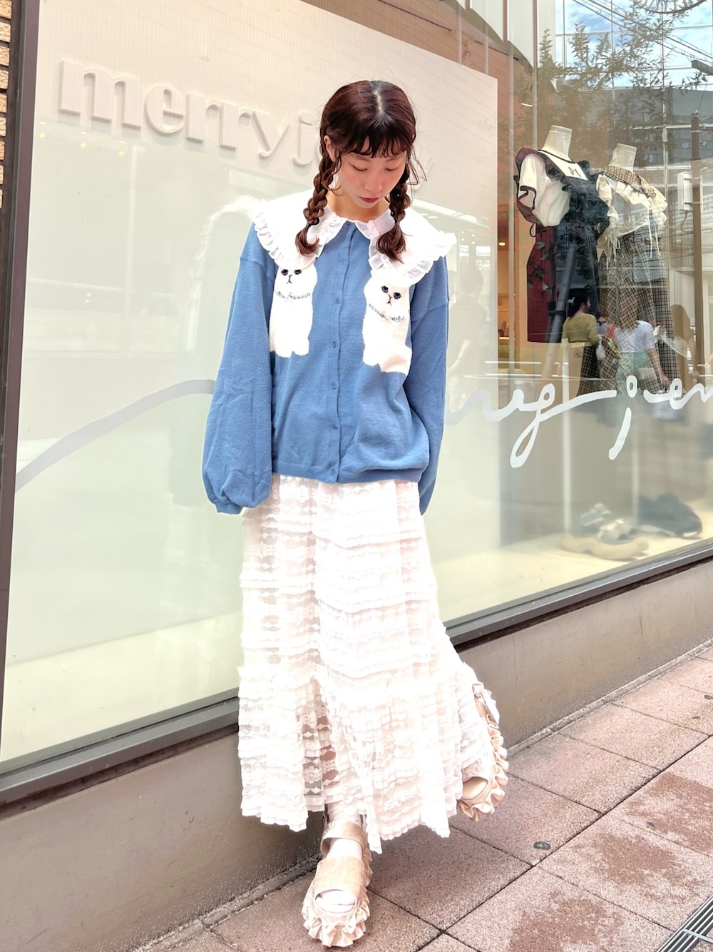 ブルー系のカーディガン/ボレロ、ホワイト系のシャツ/ブラウス、ホワイト系のスカートを着用したレディースの夏コーディネートの1枚目の写真