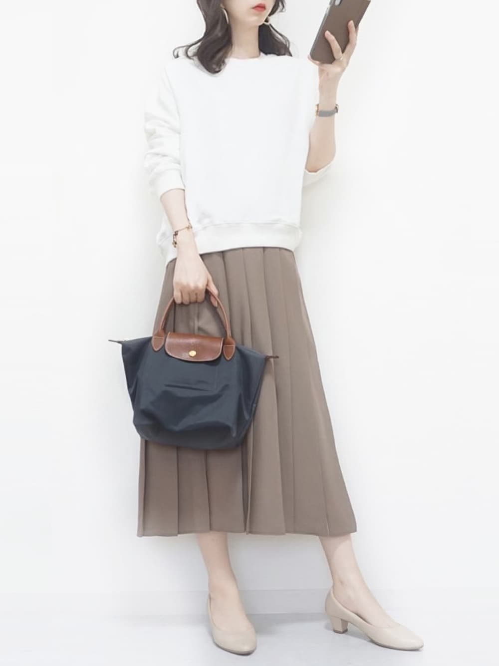 「オトナカジュアル、セゾンドパピヨン、saisondepapillon、UNIQLO、ユニクロ、UNIQLOコーデ、ワイドプリーツスカート、スウェット、大人カジュアル、大人女子、LONGCHAMP、ロンシャン、きれいめカジュアル、プリーツスカート、プチプラコーデ」｜「LONGCHAMPのLONGCHAMP/ロンシャン　LE PLIAGE 1621（トートバッグ、グレー系）」を使った、みなみさん（レディース・165cm）の秋コーディネートの1枚目の写真