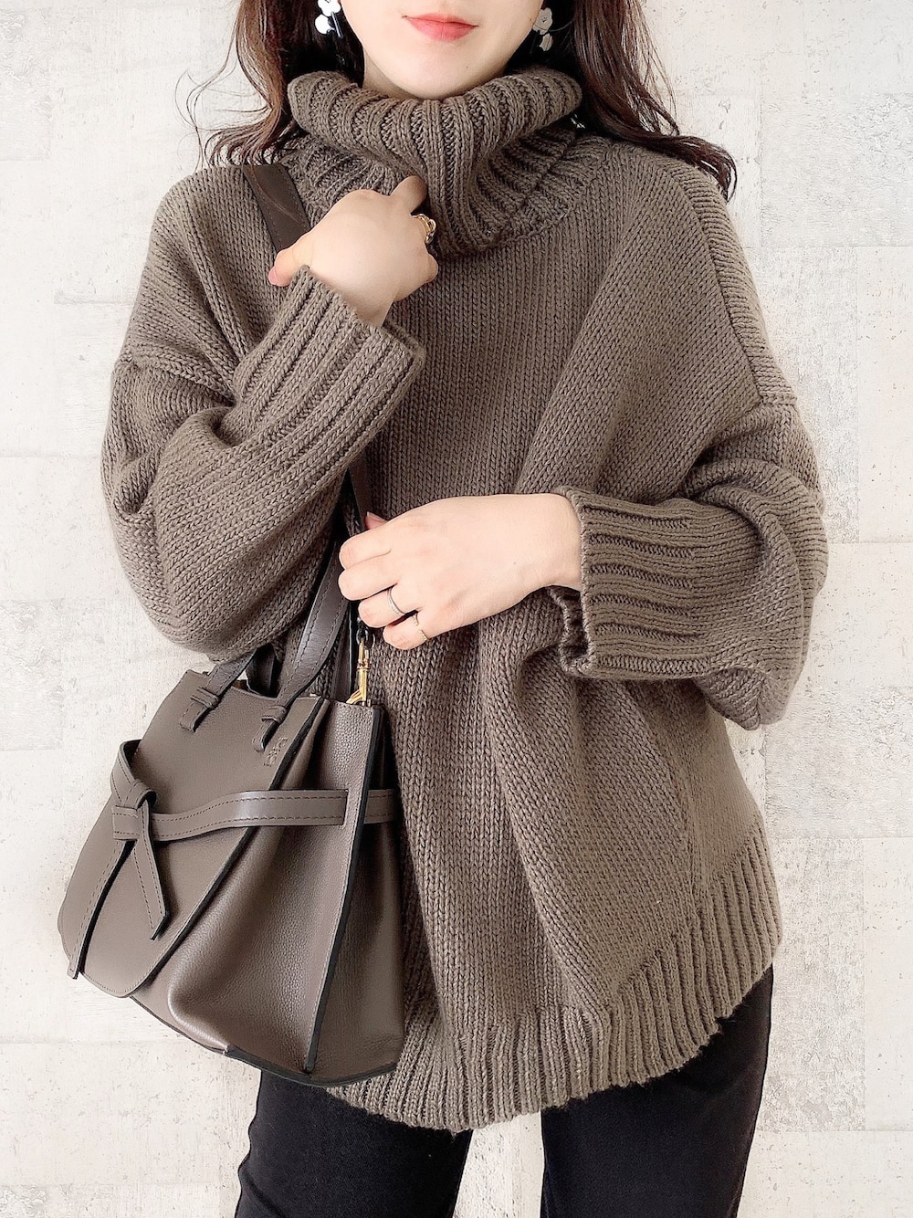「冬コーデ、オトナカジュアル、moment+、momentplus、ニットコーデ、プチプラ、クリスマスに着たい服、シンプルコーデ、きれいめカジュアル、大人カジュアル、秋冬コーデ、今日のコーデ、オーバーサイズ、タートルネックニット、レギパン」｜「moment+の【2021A/W New Arrival】3G BIGタートルニットプルオーバー（ニット/セーター、グレー系）」を使った、みなみさん（レディース・165cm）の冬コーディネートの1枚目の写真