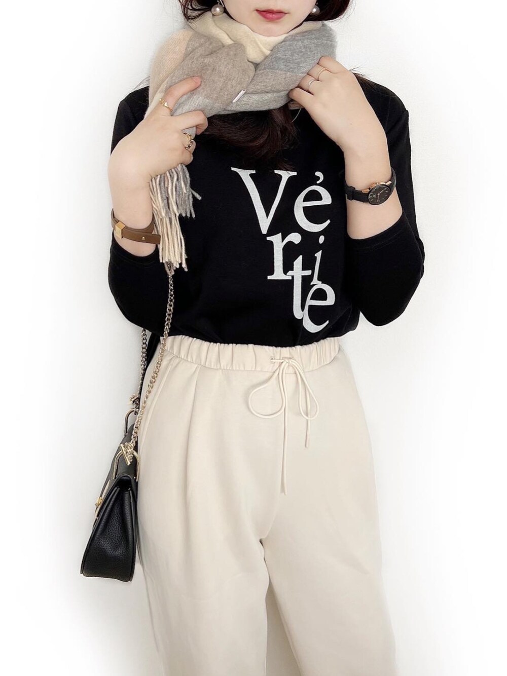 「秋服、大人カジュアル、シンプルコーデ、ロングTシャツ、UNIQLO、UNIQLOコーデ、ユニクロ、toucher du brise」｜「toucher du briseの【人気インフルエンサーyu_koさんコラボ】ラウンドヘム ロゴTシャツ（Tシャツ/カットソー、ブラック系）」を使った、みなみさん（レディース・165cm）の秋コーディネートの1枚目の写真
