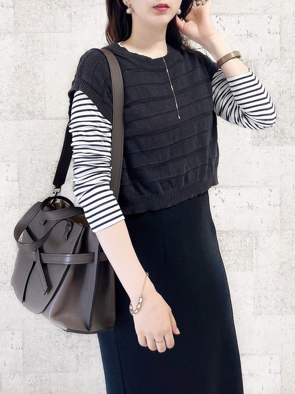 「ボーダー、ボーダートップス、ボーダーニット、ベスト、ニットベスト、春コーデ、ロエベ、UNIQLO、ユニクロコーデ、UNIQLOコーデ、黒コーデ、ワントーンコーデ」｜「hunchの重ねればコーデの幅広がる、ショートベスト（ベスト、グレー系）」を使った、みなみさん（レディース・165cm）の春コーディネートの1枚目の写真