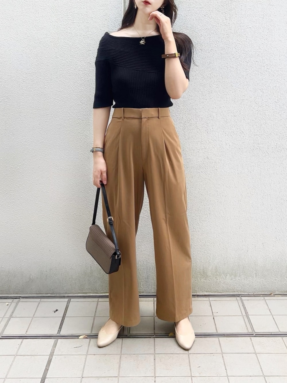 「プチプラ、きれいめカジュアル、夏コーデ、さらっと晴れやかスナップ、ラクチンコーデ、大人可愛い、今日のコーデ、オフショル、オフショルニット、セゾンドパピヨン、UNIQLO、タックワイドパンツ」｜「SAISON DE PAPILLONのイレギュラースリーブサマーニットプルオーバー（ニット/セーター、ブラック系）」を使った、みなみさん（レディース・165cm）の夏コーディネートの1枚目の写真