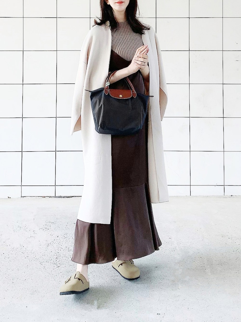 「GU、ビルケンシュトック、LONGCHAMP、ゆるコーデ、今日のコーデ、キャミワンピース、ロンシャン、GUコーデ、秋アウター、ロングニットガウン、セゾンドパピヨン、だから秋服が好き、きれいめカジュアル、秋コーデ、プチプラ」｜「LONGCHAMPのLONGCHAMP/ロンシャン　LE PLIAGE 1621（トートバッグ、グレー系）」を使った、みなみさん（レディース・165cm）の秋コーディネートの1枚目の写真