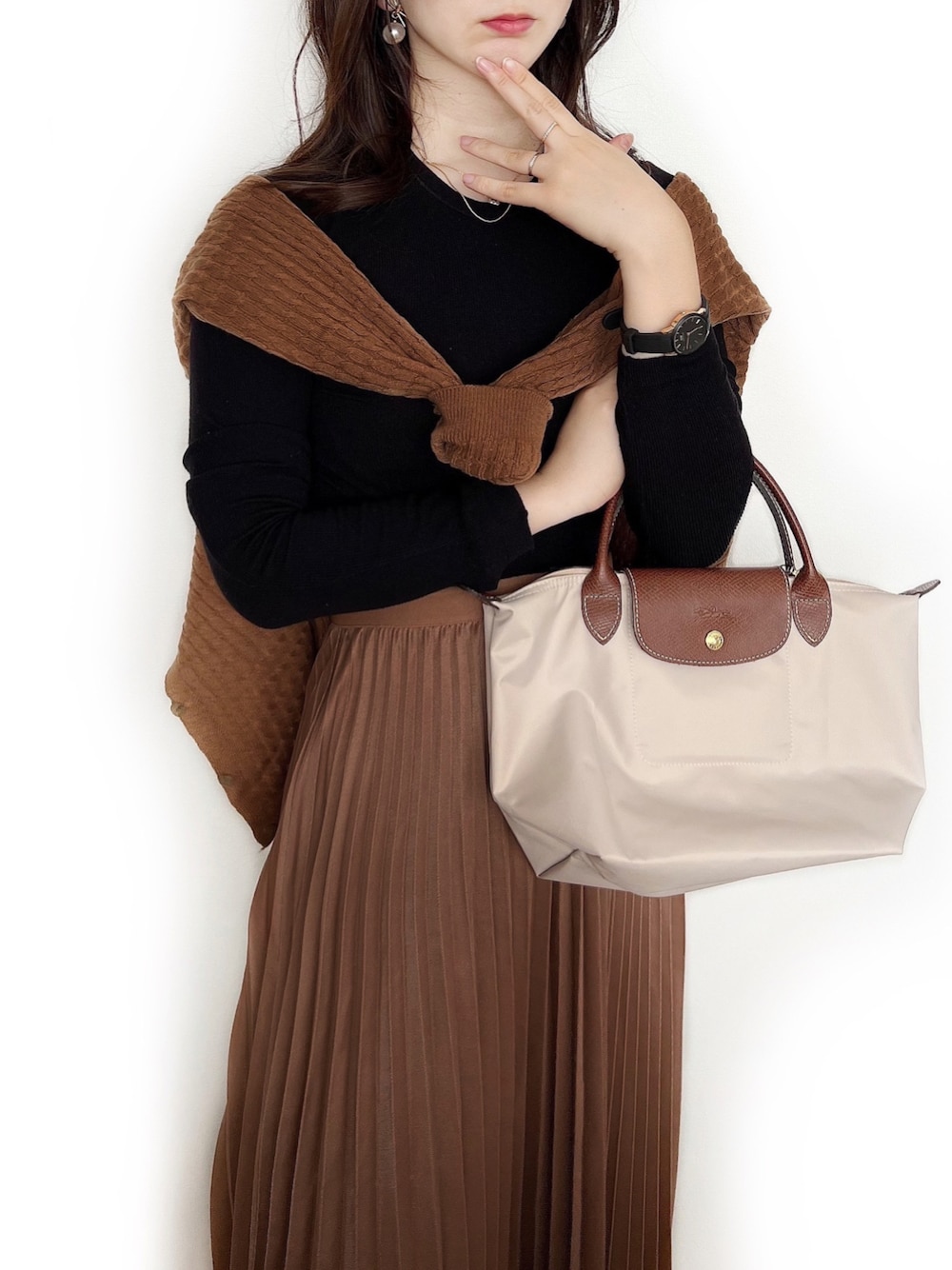 「ブラック×ブラウン、肩掛けカーデ、ロンシャン、LONGCHAMP、UNIQLO、ヒートテック、極暖ヒートテック、WEARハロウィン2022、秋コーデ、大人カジュアル、ママファッション、164cm、UNIQLOコーデ、通勤コーデ」｜「aquagarageのアイテム（スカート、ブラウン系）」を使った、みなみさん（レディース・165cm）の秋コーディネートの1枚目の写真