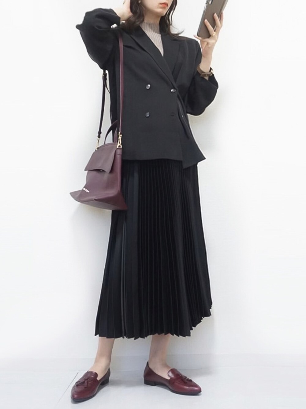 「だから秋服が好き、秋のコーデ、オトナカジュアル、秋コーデ、プチプラコーデ、プチプラ、UNIQLO theory、ユニクロコーデ、きれいめカジュアル、黒コーデ、ワントーンコーデ、プリーツスカート、ジャケット、赤小物」｜「SAISON DE PAPILLONのビッグシルエットダブルテーラードジャケット（テーラードジャケット、ブラック系）」を使った、みなみさん（レディース・165cm）の秋コーディネートの1枚目の写真