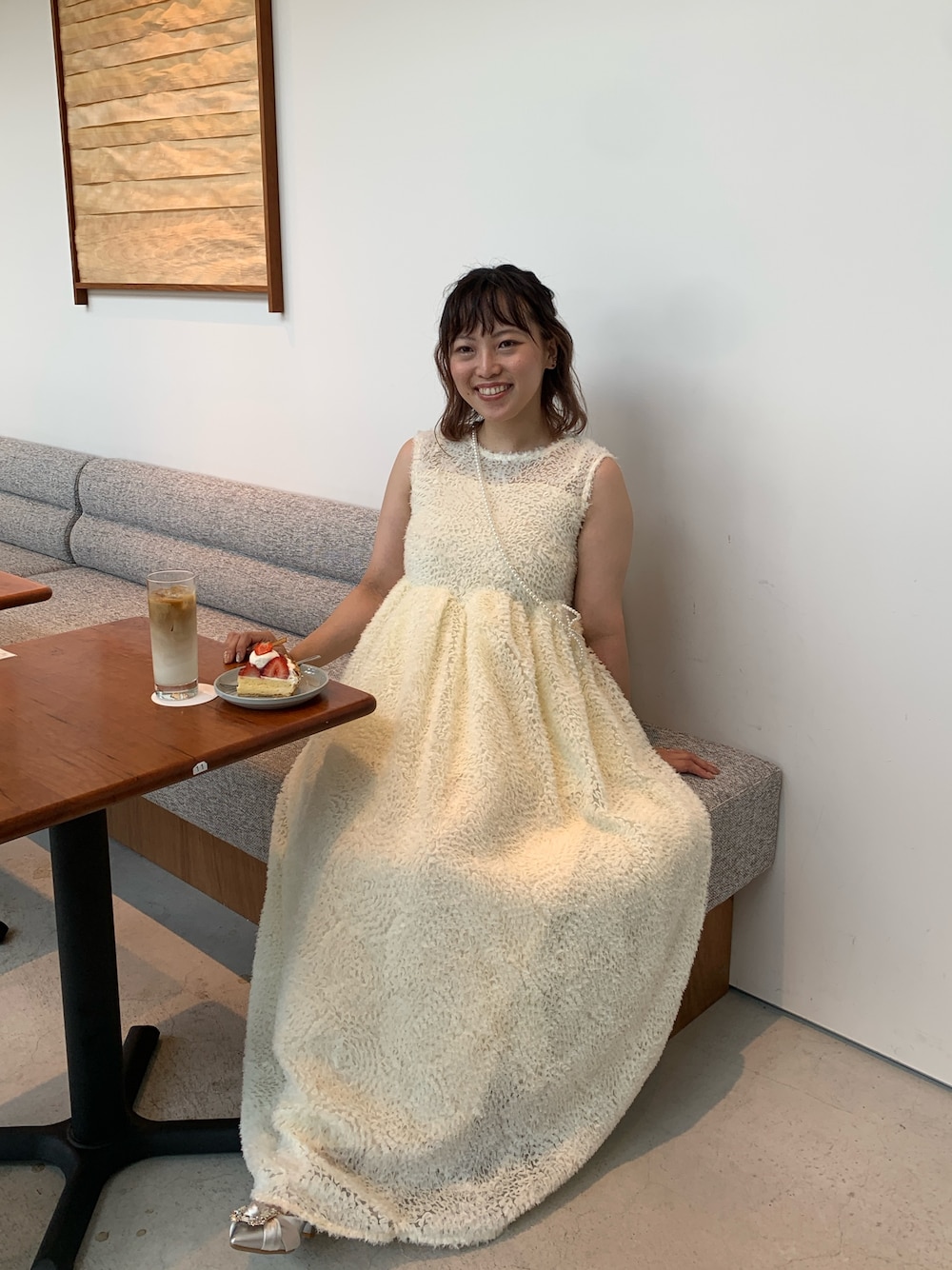 ホワイト系のドレスを着用したレディースの秋コーディネートの1枚目の写真