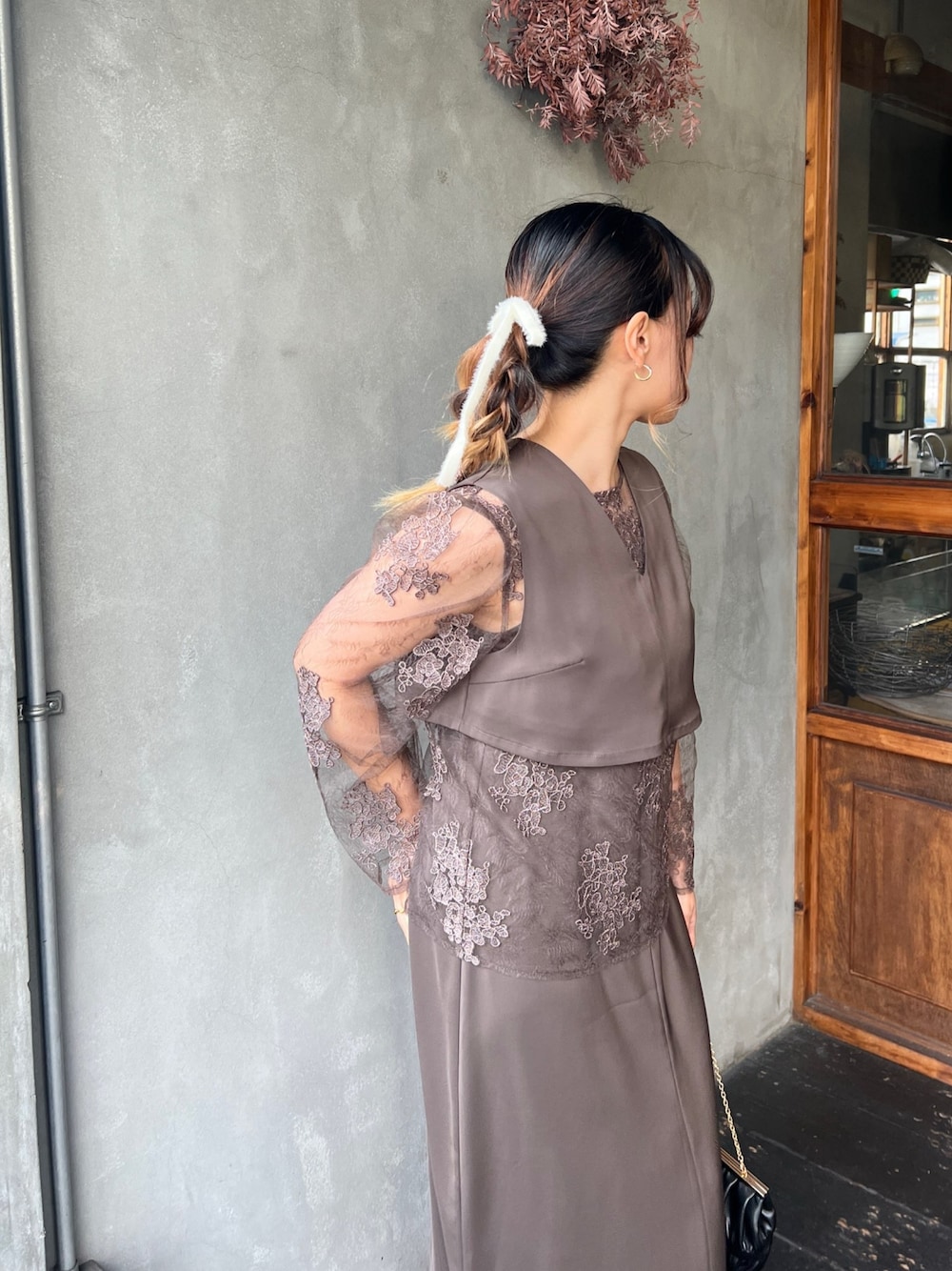 ブラウン系のドレスを着用したレディースの春コーディネートの1枚目の写真