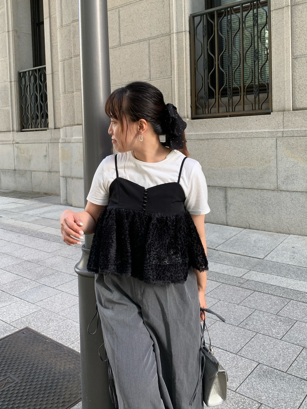 ブラック系のドレス、グレー系のハンドバッグを着用したレディースの秋コーディネートの1枚目の写真
