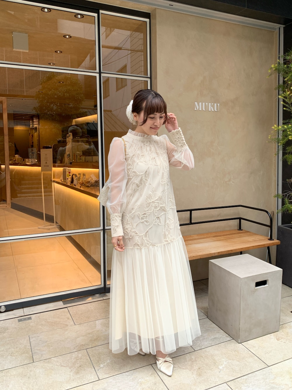 ベージュ系のドレス、ベージュ系のパンプスを着用したレディースの春コーディネートの1枚目の写真