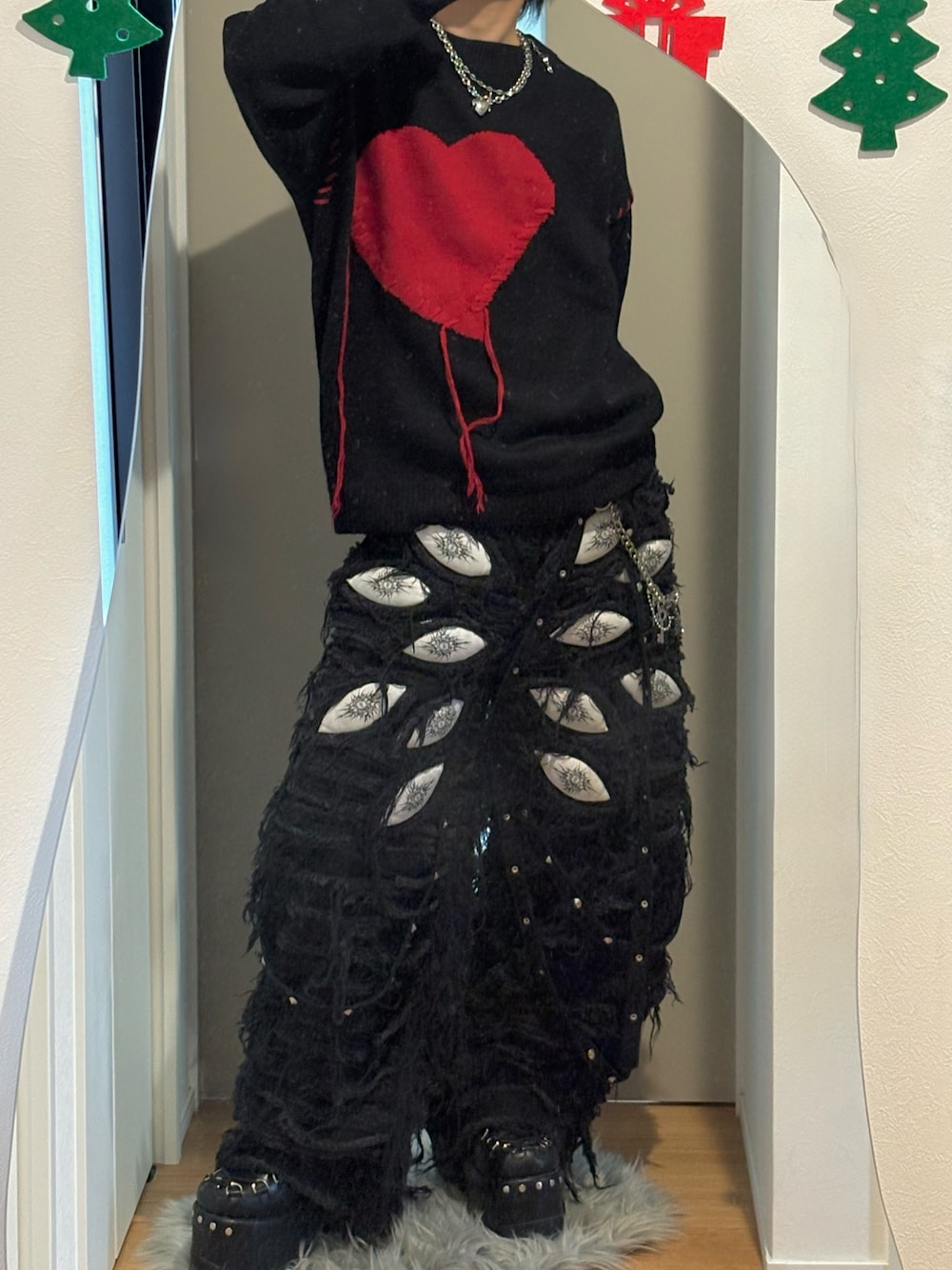 ブラック系のブーツ、ブラック系のニット/セーター、ブラック系のデニムパンツを着用したメンズの秋コーディネートの1枚目の写真