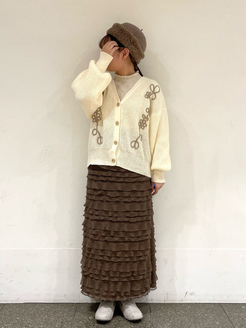 ベージュ系のドレスシューズを着用したレディースの冬コーディネートの1枚目の写真