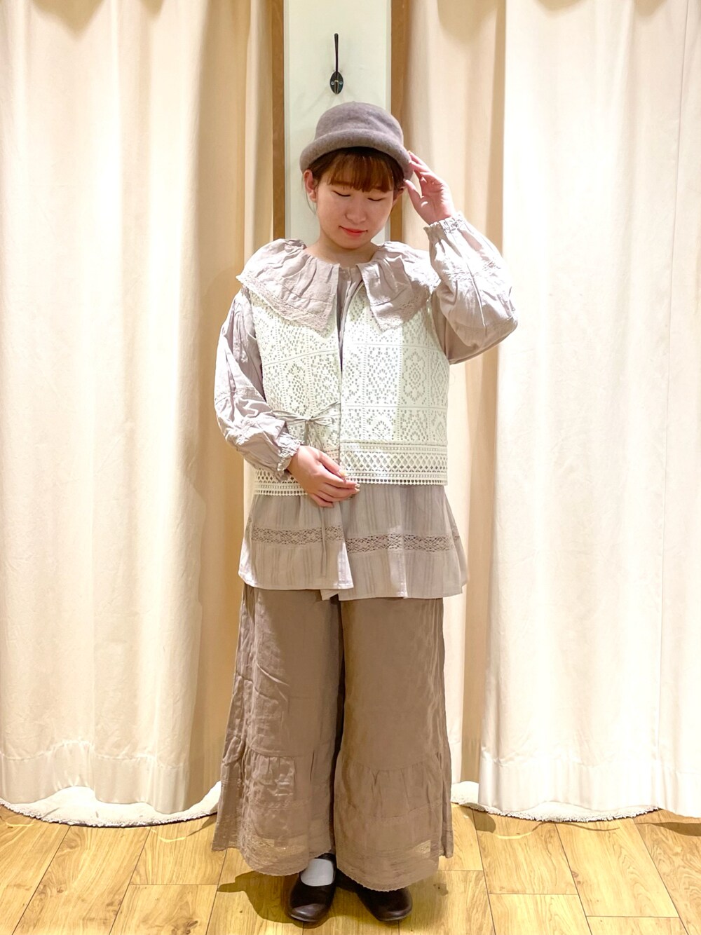 「サマンサ モスモス(Samansa Mos2)、サマンサモスモス、Samansa Mos2、SM2、淡色コーデ、淡色女子、ベスト、kazumiコラボ、kazumi、ベージュ、ワントーンコーデ、ペチパンツ、レース、ブラウス、ベージュコーデ」｜「Samansa Mos2のフェルトロールハット（ハット、ブラウン系）」を使った、松さん（レディース・153cm）の秋コーディネートの1枚目の写真