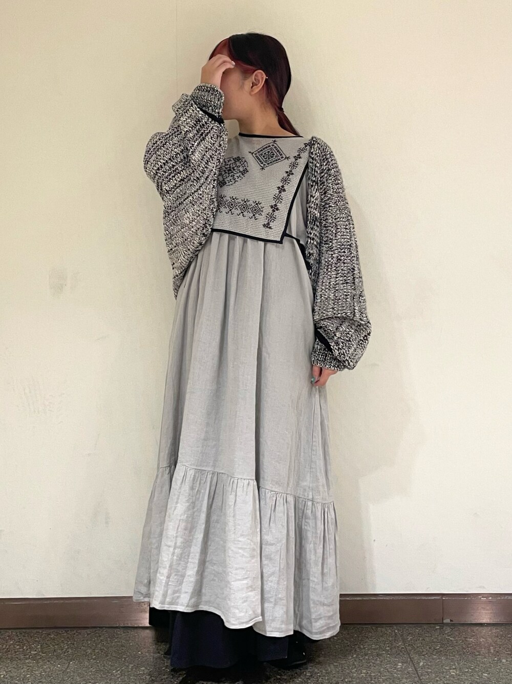 グレー系のワンピース、グレー系のドレスシューズ、ブラック系のカーディガン/ボレロを着用したレディースの冬コーディネートの1枚目の写真