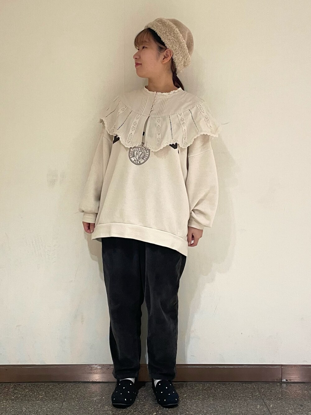 グレー系のドレスシューズを着用したレディースの冬コーディネートの1枚目の写真