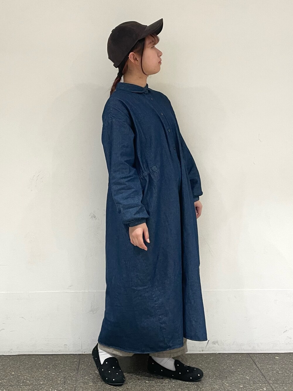 グレー系のドレスシューズ、ブラウン系のハットを着用したレディースの冬コーディネートの1枚目の写真