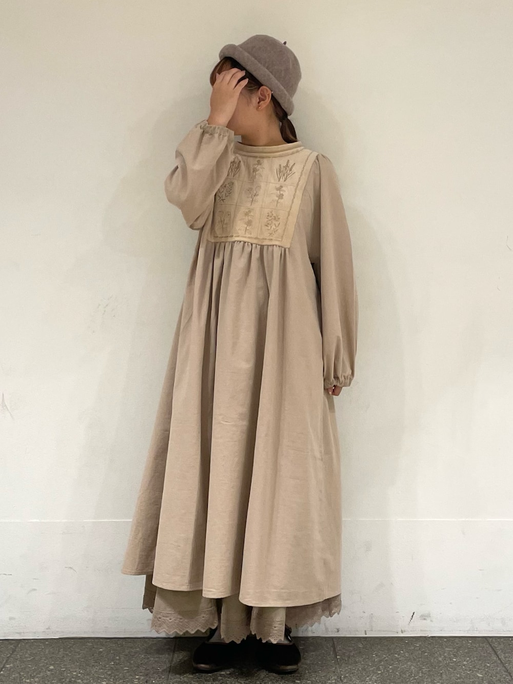 ブラウン系のドレスシューズを着用したレディースの冬コーディネートの1枚目の写真