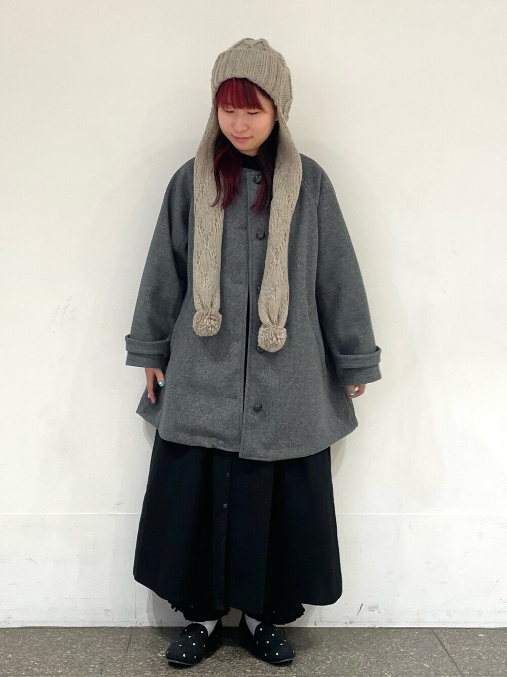 グレー系のドレスシューズを着用したレディースの冬コーディネートの1枚目の写真