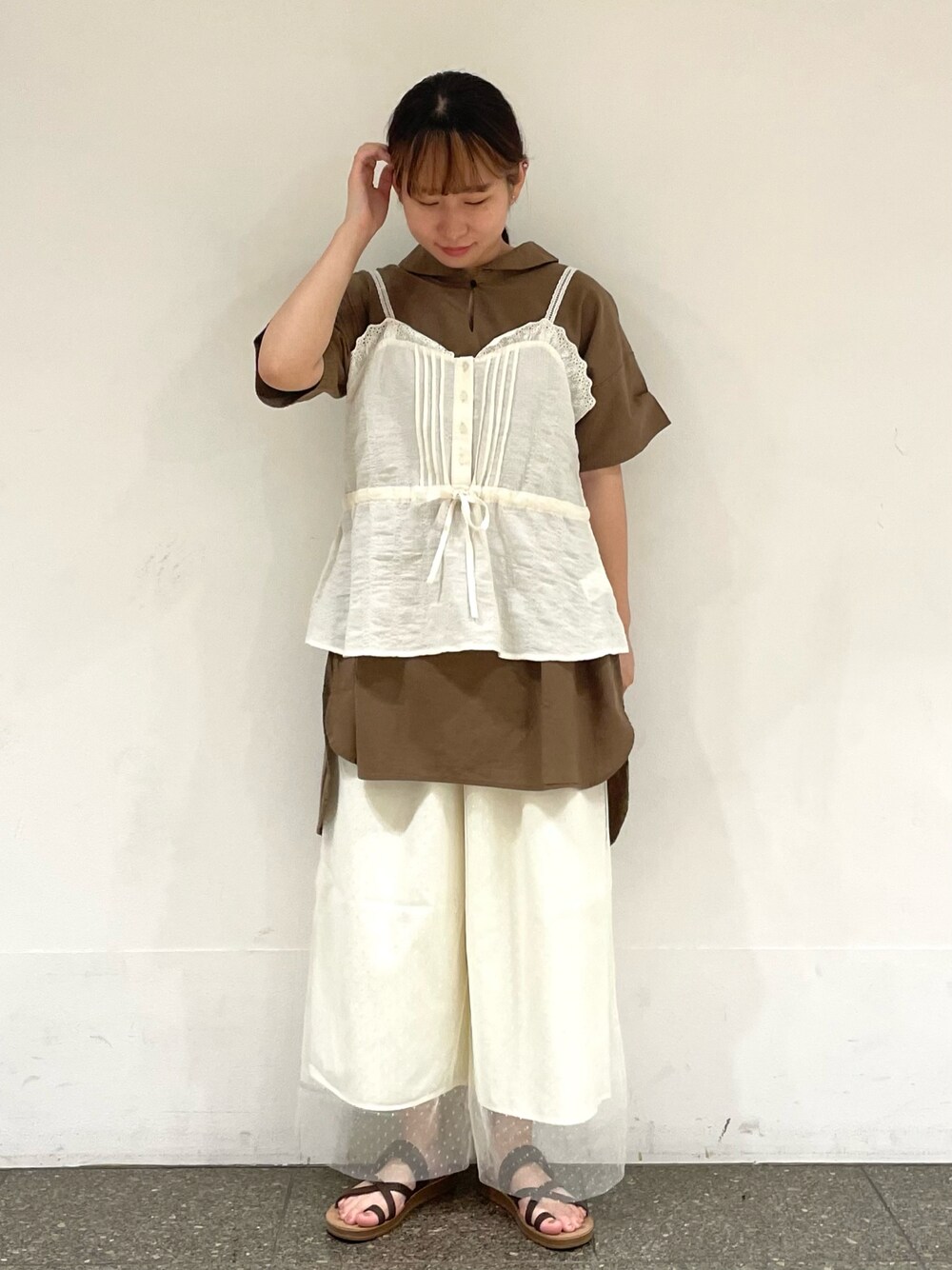 ホワイト系のシャツ/ブラウス、ブラウン系のシャツ/ブラウスを着用したレディースの秋コーディネートの1枚目の写真