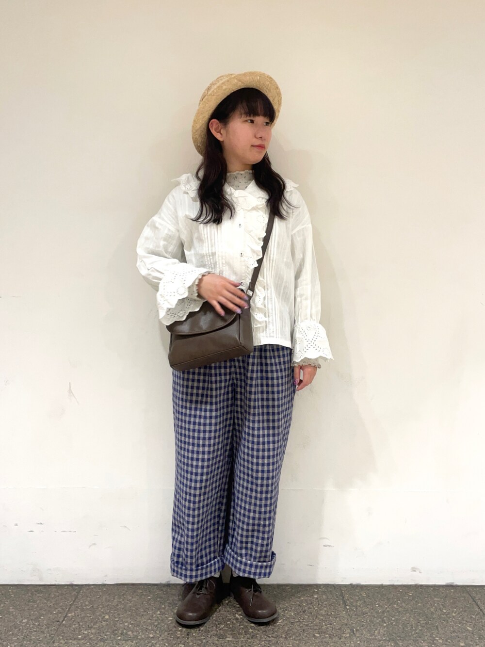 ブルー系のその他パンツ、ホワイト系のシャツ/ブラウス、ベージュ系のTシャツ/カットソーを着用したレディースの春コーディネートの1枚目の写真