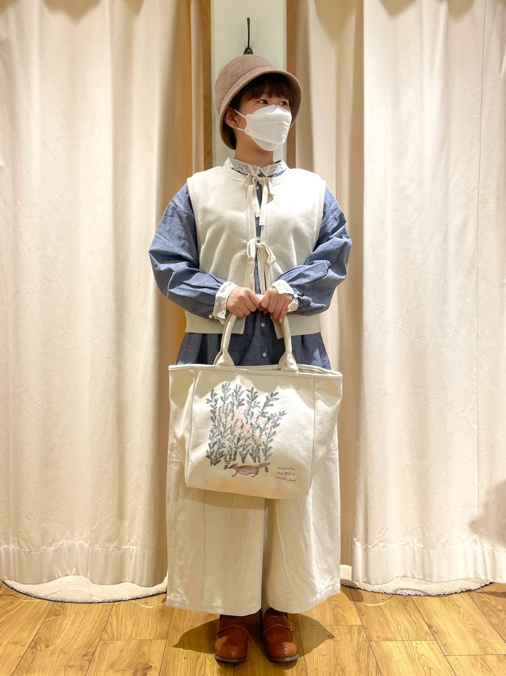 ブルー系のシャツ/ブラウス、ホワイト系のTシャツ/カットソー、ホワイト系のトートバッグを着用したレディースの秋コーディネートの1枚目の写真